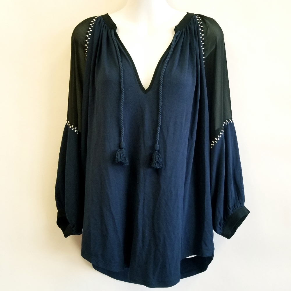 🌺 3/$25 NWOT Juicy Couture Blouse